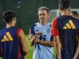 Luis Enrique charla con los jugadores durante el último entrenamiento de España.