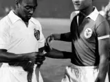 Pelé y Eusebio antes del Benfica-Santos de la Copa Intercontinental.