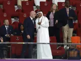 El emir de Qatar, Tamim bin Hamad Al Thani, y el presidente de la FIFA, Gianni Infantino, en un partido de octavos de Mundial el s&aacute;bado pasado. El presidente de la FIFA Gianni Infantino (i) habla con el emir de Catar Tamim bin Hamad Al Thani hoy, en un partido de los octavos de final del Mundial de F&uacute;tbol Qatar 2022 entre Pa&iacute;ses Bajos y Estados Unidos en el estadio Internacional Jalifa en Doha