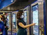 Ayuso junto a varias máquinas 4.0 de venta de billetes de Metro