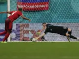 Unai Simón detiene una pena máxima en la tanda de penaltis ante Suiza en la Eurocopa 2020.