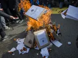 Los CDR queman réplicas de la Constitución española.