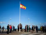 El presidente de Melilla iza la bandera de España acompañado de los miembros del Gobierno