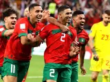 Jugadores de Marruecos celebran con Achraf Hakimi tras marcar el último penalti.