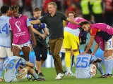 Luis Enrique intenta consolar a sus jugadores, muchos de ellos en su primera vez en un Mundial