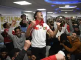 Varios seguidores de la selección de Marruecos festejan en un bar de El Ejido, Almería, el pase de su equipo a cuartos de final del mundial de Qatar, este martes tras su victoria ante España.