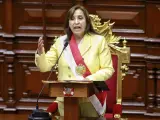 Dina Boluarte pronuncia un discurso durante la ceremonia de su juramento como nueva presidenta de Perú, en el Congreso peruano, en Lima.