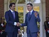 El Emir de Qatar, Tamim bin Hamad Al Thani (i) y el presidente del Gobierno, Pedro Sánchez (d), se saludan a su llegada al Palacio de la Moncloa, a 18 de mayo de 2022.