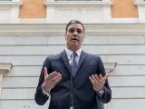 El presidente del Gobierno, Pedro Sánchez, ofrece declaraciones a los medios, durante el acto institucional por el Día de la Constitución.