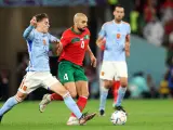 Gavi y Amrabat disputan el balón en el Marruecos-España de octavos de final del Mundial de Qatar.
