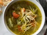 Sopa reconfortante de verduras con queso