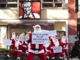 Activistas vestidos de Papá Noel reclaman opciones veganas para KFC Japón