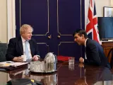 El entonces primer ministro Boris Johnson en una foto de febrero de 2020 junto a su, en ese momento, ministro de Hacienda, Rishi Sunak.