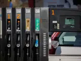 Diferentes tipos de combustible en una gasolinera, a 2 de diciembre de 2022, en Madrid (España).