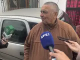 Un hermano del abuelo y tío-abuelo del niño, Juan Blanco, atiende a los medios de comunicación a las puertas de las vivienda familiar.