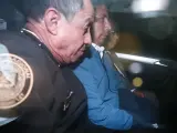El destituido presidente de Perú Pedro Castillo sale detenido en un vehículo policial de la Prefectura de Lima.