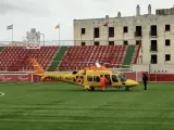 Un helicóptero traslada al menor de 20 meses desde el campo de fútbol de La Palma del Condado al hospital Virgen del Rocío de Sevilla.