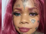 Anaya Peterson, una fan de las modificaciones corporales, con los ojos tatuados de colores.