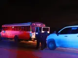 Policías Estatales vigilan un camión que fue atacado a balazos hoy, en Ciudad Juárez, estado de Chihuahua (México).