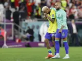 Daniel Alves consuela a Neymar, autor del gol brasileño, tras la derrota.