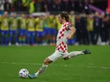 Modric patea su penalti durante la tanda del Croacia - Brasil.
