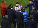 El momento en el que Leo Messi se acerca a Louis Van Gaal tras el partido.