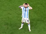 Messi celebra el segundo tanto de Argentina con este gesto hacia el banquillo de Países Bajos.