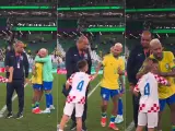 Leo Perisic, el hijo del futbolista de la selección croata Ivan Perisic, consuela a Neymar tras la eliminación de Brasil.
