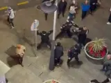 Captura del vídeo en el que dos agentes de Policía Local de Ceuta intervienen.