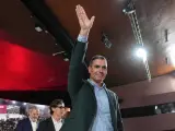 El presidente del Gobierno y secretario general del PSOE, Pedro S&aacute;nchez, saluda a su llegada a un acto de apoyo al candidato socialista Jaume Collboni en Barcelona.