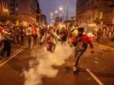Manifestantes protestan en Lima contra la destitución de Pedro Castillo como presidente de Perú y para exigir el adelanto de elecciones.