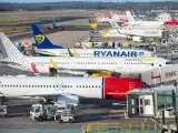 Aviones de diversas aerolíneas en el aeropuerto de Londres Gatwick.