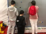 Chicos del 'Club de amigos' en una exposición de Lego