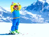 Niño pequeño esquiando.