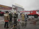 Bomberos trabajando en el incendio declarado en el centro comercial de Balashikha, a las afueras de Moscú.