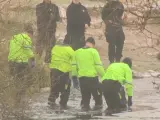 La Policía durante el rescate de los cuatro menores en el lago.