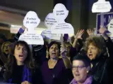 Miles de personas recorren las calles de la capital en la manifestación del 25N por la eliminación de la violencia contra las mujeres, a 25 de noviembre de 2022 en Málaga (Andalucía, España).