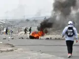 Manifestantes y policías se enfrentan las inmediaciones del aeropuerto de Arequipa, en Perú.