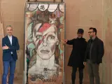 Luis Pérez, director del Centre del Carme Cultura Contemporània (CCCC) de València (izda) ha dado la bienvenida al grafiti indultado David Bowie de Jesús Arrúe (a la dcha del grafti).