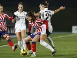 Claudia Zornoza y Eva Navarro pugnan por un balón en el Real Madrid-Atlético de Madrid de la Liga F.