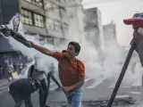Manifestantes se enfrentan en Perú con la Policía y reclaman el cierre del Congreso y la convocatoria a elecciones.