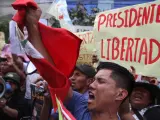 Cientos de personas piden la liberación de Pedro Castillo en los exteriores de la base de la Policía en Lima donde se encuentra recluido el expresidente peruano.