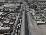 Decenas de camiones bloquean la carretera Panamericana en Ica, Perú, en protesta por la destitución de Pedro Castillo como presidente del país.