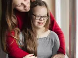 Una madre junto a su hija con síndrome de Down
