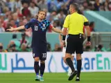 Modric se queja al árbitro, Daniele Orsato, durante el Argentina-Croacia del Mundial de Qatar.