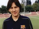 Leo Messi lleg&oacute; con su familia a Barcelona para hacer una prueba en 'La Mas&iacute;a' e ingresar en la cantera cul&eacute;. Era el 17 de septiembre de 2000.