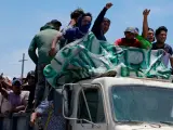 Seguidores del destituido presidente peruano Pedro Castillo se suman al bloqueo de la carretera Panamericana en Ica, Perú, en protesta por la detención del exmandatario.