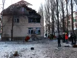 Un edificio dañado por la caída de fragmentos de un dron kamikaze en el distrito Shevchenkivskyi de Kiev.