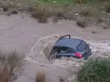 Un vehículo arrastrado por el río en Ogíjares, Granada.