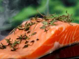 El pescado azul, como el salmón o el atún no deben faltar en una dieta saludable. De hecho, el salmón, además de ser una importante fuente de proteínas, también contiene una cantidad importante de ácidos grasos poliinsaturados (Omega 3 y Omega 6) que ayudan a reducir el colesterol malo (LDL) y aumenta el bueno (HDL). También aporta vitaminas B12, fundamental para el mantenimiento de la salud en sangre y neuronas, y vitamina D, esencial para la absorción del calcio y mantener una buena salud ósea.